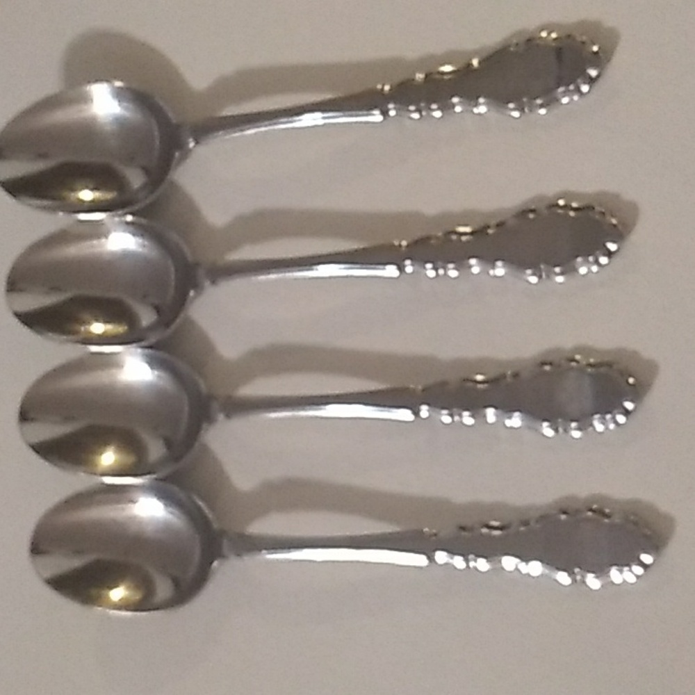 International Claridge 4 Soup Spoons